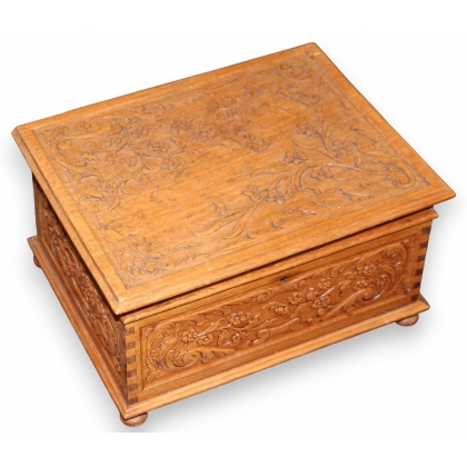 Carved wooden box "HENRIETTE" from Moinat SA – Antiques and home décor