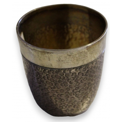  Petit gobelet en argent 800 motif écaillé sur  Moinat SA  - Antiquités décoration