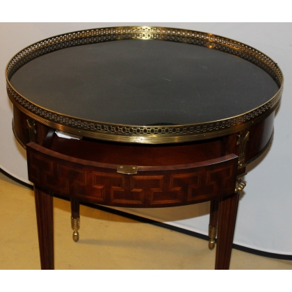  Table bouillotte style Louis XVI, dessus marbre sur  Moinat SA  - Antiquités décoration