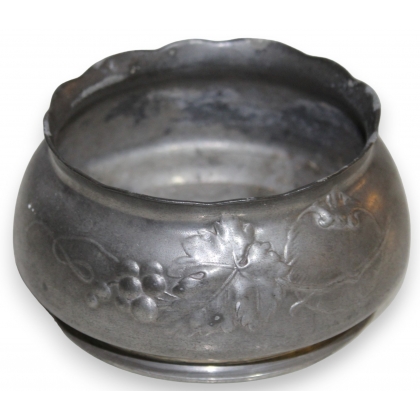 Coupe ronde en étain avec motifs raisins