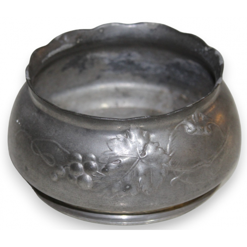 Round pewter bowl with grape motifs from  Moinat SA  - Antiques and home décor
