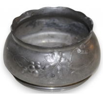 Coupe ronde en étain avec motifs raisins
