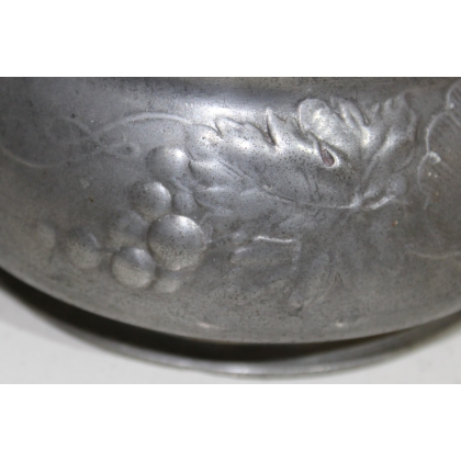 Round pewter bowl with grape motifs from  Moinat SA  - Antiques and home décor