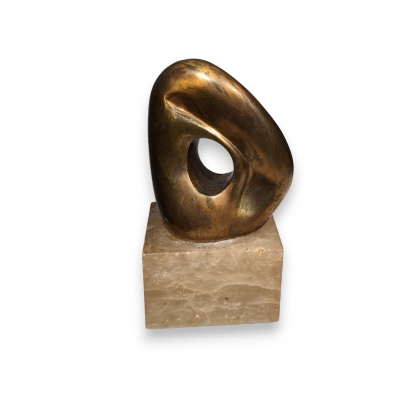 Sculpture en bronze ovale sur socle en onyx