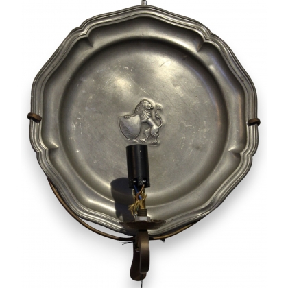 Wall light with pewter plate ‘Lion and Coat of Arms’ at Moinat SA – Antiques and home décor
