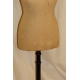 Mannequin en tissu sur support en bois