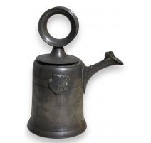 Channe en étain "PK" datée 1805