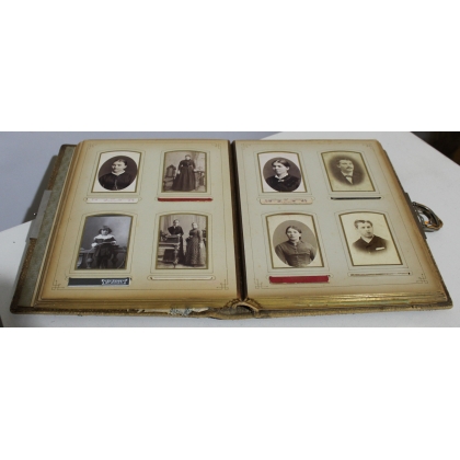  Album de photos en cuir orné d'un laiton repoussé sur  Moinat SA  - Antiquités décoration