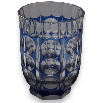  Vase en cristal de bohème bleu sur  Moinat SA  - Antiquités décoration