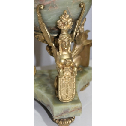  Vase avec couvercle en onyx sur  Moinat SA  - Antiquités décoration