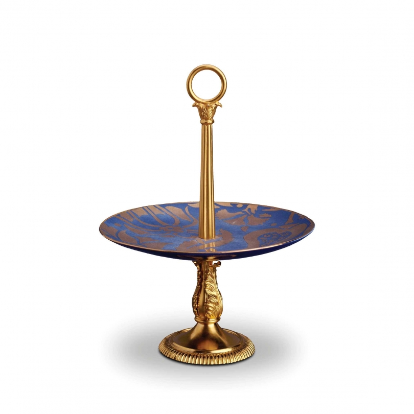 Display of porcelain and golden 24k