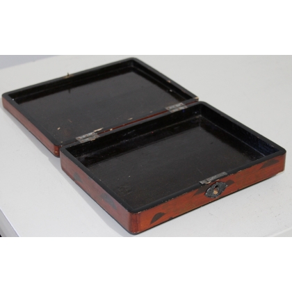 Small Chinese lacquer box with floral decoration by Moinat SA – Antiques and home décor