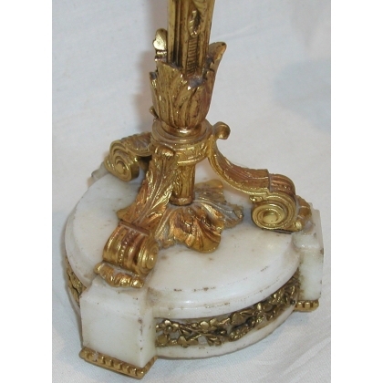 Paire de bougeoirs Louis XVI, socle marbre blanc. sur  Moinat SA  - Antiquités décoration