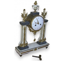 Pendule portique Louis XVI en marbre blanc et gris