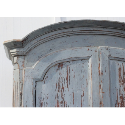  Armoire Louis XVI à chapeau de gendarme, laquée sur  Moinat SA  - Antiquités décoration