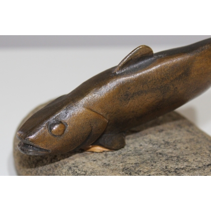 Truite courbe en bronze sur une pierre, REUSSNER