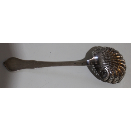  Cuillère à saupoudrer en argent, * N V * sur  Moinat SA  - Antiquités décoration