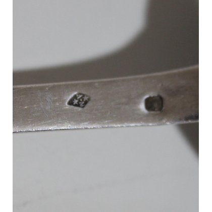  Cuillère à saupoudrer en argent, * N V * sur  Moinat SA  - Antiquités décoration