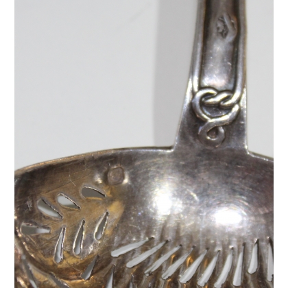  Cuillère à saupoudrer en argent, * N V * sur  Moinat SA  - Antiquités décoration