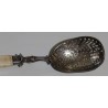  Cuillère à saupoudrer en argent avec manche ivoire sur  Moinat SA  - Antiquités décoration