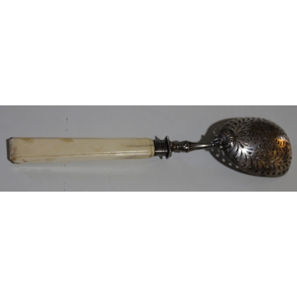  Cuillère à saupoudrer en argent avec manche ivoire sur  Moinat SA  - Antiquités décoration