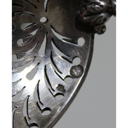  Cuillère à saupoudrer en argent avec manche ivoire sur  Moinat SA  - Antiquités décoration
