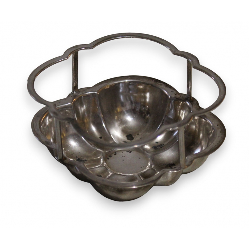 Petit plat quadrilobé avec support de passoir