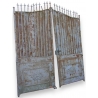 Gate with two leaves.