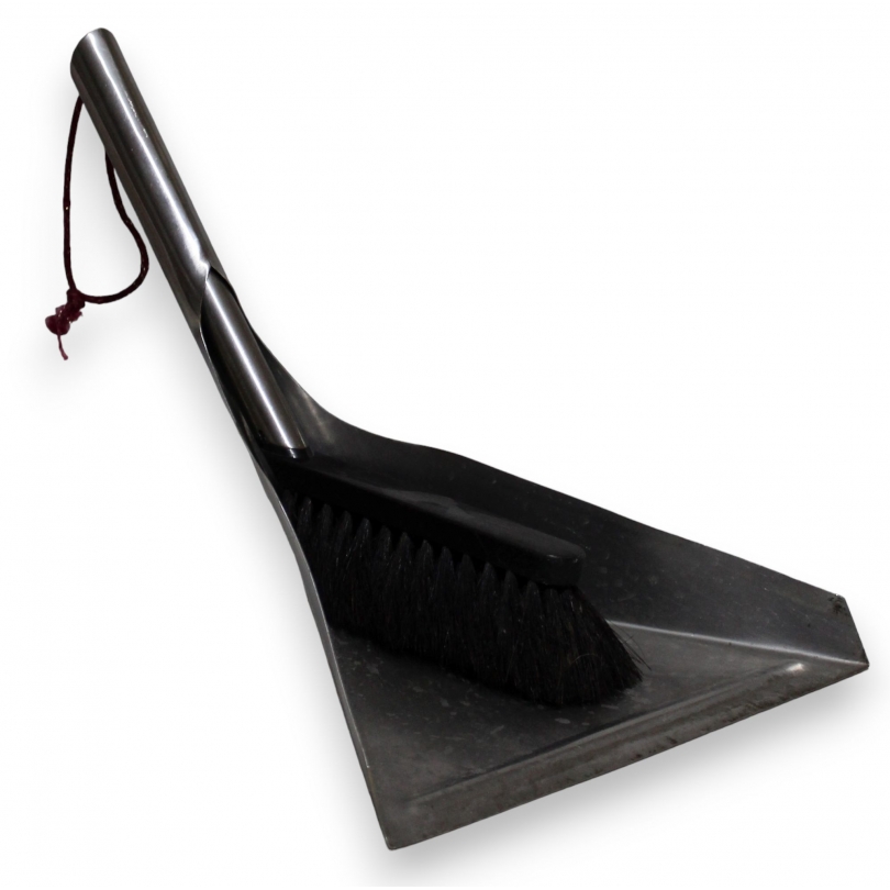 Brosse et pelle en métal triangulaire