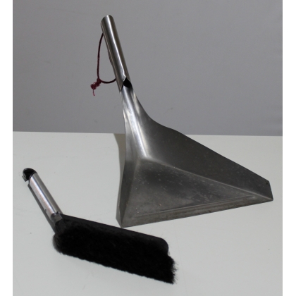Triangular metal dustpan and brush at  Moinat SA  - Antiques and home décor