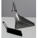 Brosse et pelle en métal triangulaire