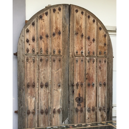  Porte cloutée espagnole voutée, en pin sur  Moinat SA  - Antiquités décoration