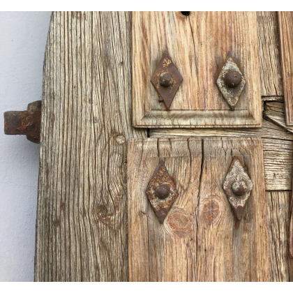  Porte cloutée espagnole voutée, en pin sur  Moinat SA  - Antiquités décoration