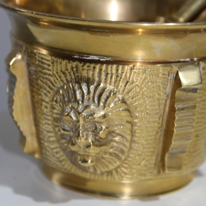 Brass ‘Lion Heads’ mortar on  Moinat SA  - Antiques and decorative items