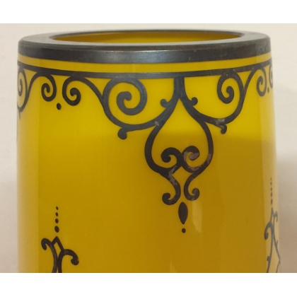  Vase de bohème, cristal taillé jaune avec overlay sur  Moinat SA  - Antiquités décoration