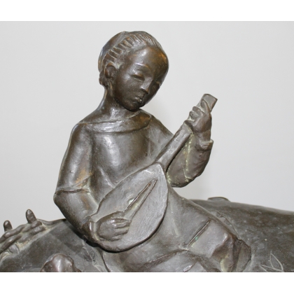 Groupe en bronze \"Enfants écoutant la mandoline\"