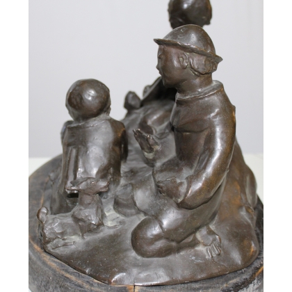 Groupe en bronze \"Enfants écoutant la mandoline\"