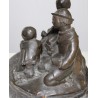 Groupe en bronze \"Enfants écoutant la mandoline\"