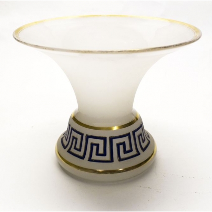 Vase évasé en opaline blanche à décor de frise