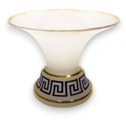  Vase évasé en opaline blanche à décor de frise sur  Moinat SA  - Antiquités décoration