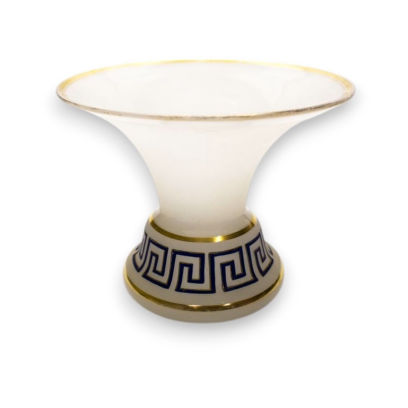  Vase évasé en opaline blanche à décor de frise sur  Moinat SA  - Antiquités décoration