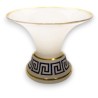  Vase évasé en opaline blanche à décor de frise sur  Moinat SA  - Antiquités décoration