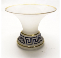 Vase évasé en opaline blanche à décor de frise