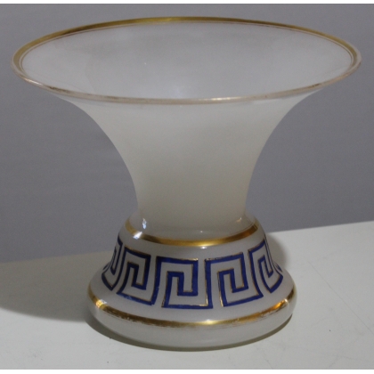  Vase évasé en opaline blanche à décor de frise sur  Moinat SA  - Antiquités décoration