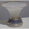  Vase évasé en opaline blanche à décor de frise sur  Moinat SA  - Antiquités décoration