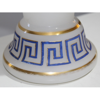  Vase évasé en opaline blanche à décor de frise sur  Moinat SA  - Antiquités décoration