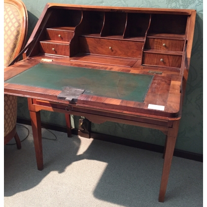 Directoire-style hump-backed desk, with marquetry inlay, by Moinat SA – Antiques and interior design