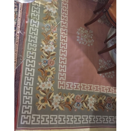  Tapis Aubusson dessin 25 fond rose sur  Moinat SA  - Antiquités décoration