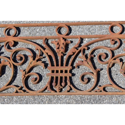  Grille en fonte sur  Moinat SA  - Antiquités décoration