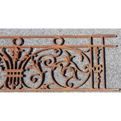  Grille en fonte sur  Moinat SA  - Antiquités décoration